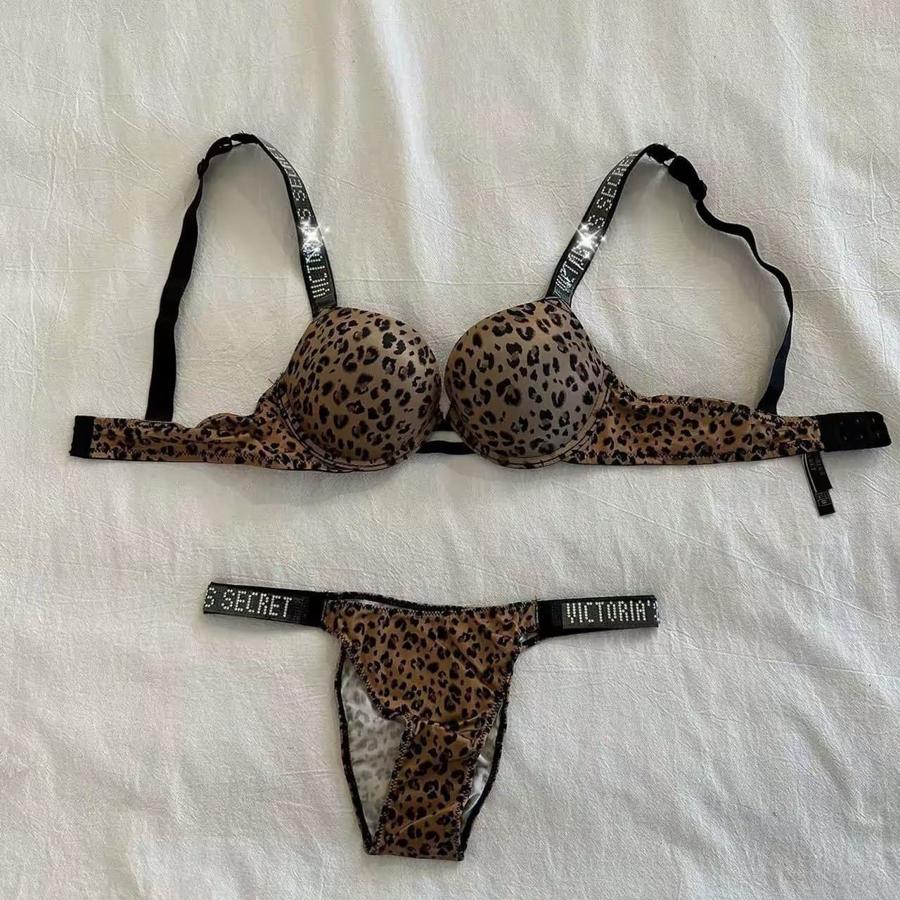 Bretelles ornées de diamants scintillants, surface lisse et sensuelle, modèle basique à armatures, effet push-up, soutien-gorge fin et épais