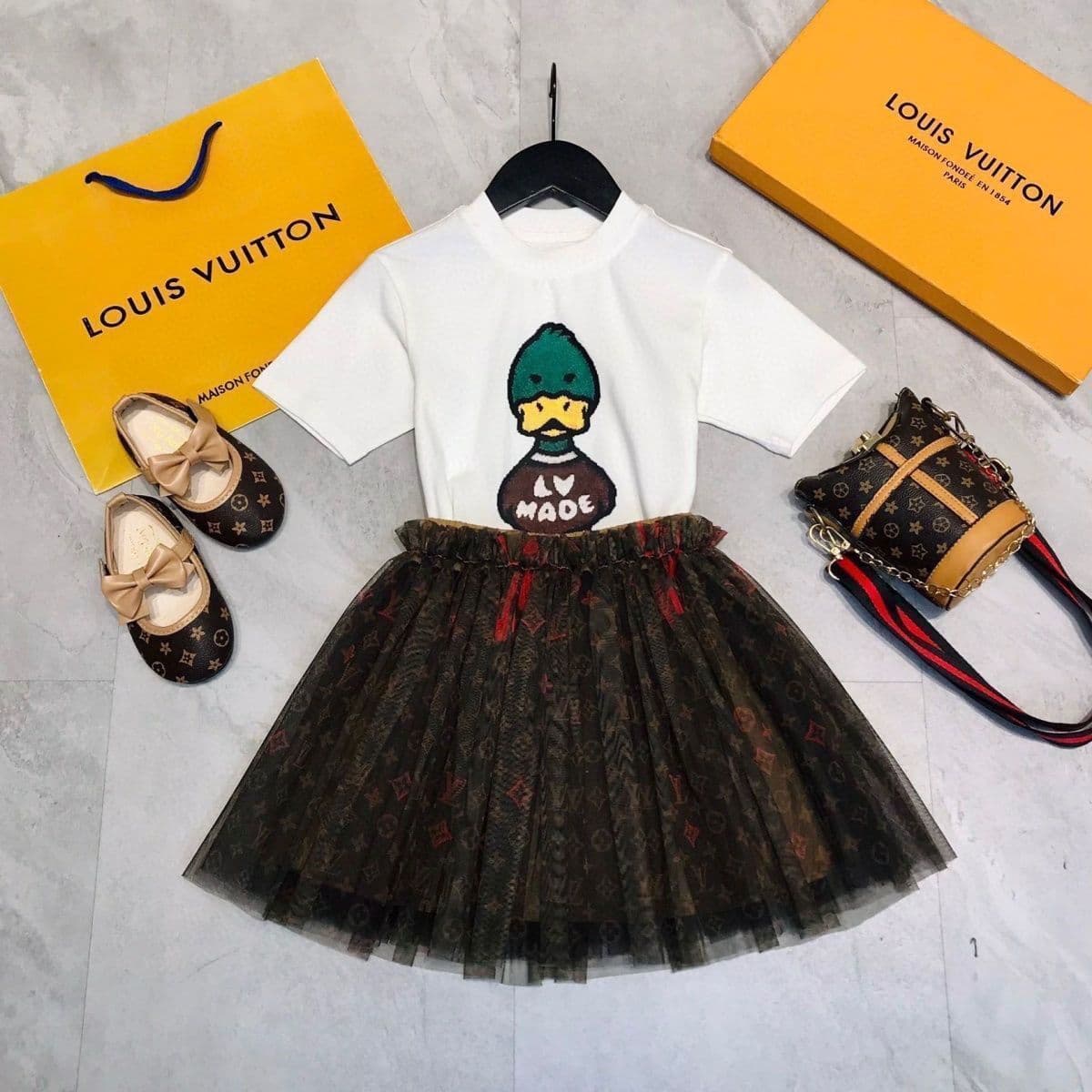 Ensemble deux pièces à manches courtes et demi-jupe duveteuse style princesse britannique pour fille super mignonne, marque tendance Instagram