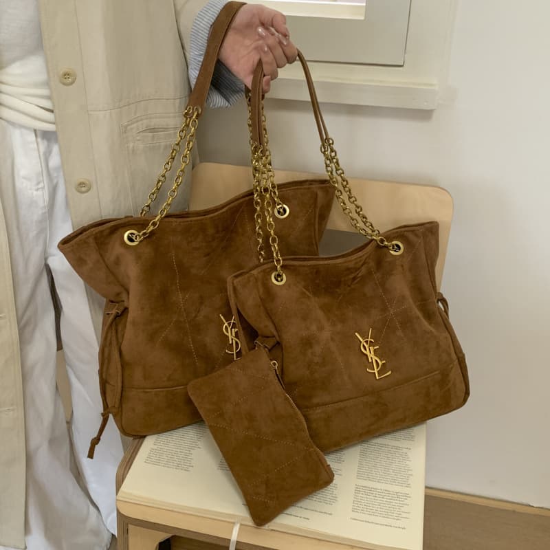 Sac fourre-tout à bandoulière en daim avec cordon de serrage et chaîne, détails en bronze, sac cabas à motif dents de chien