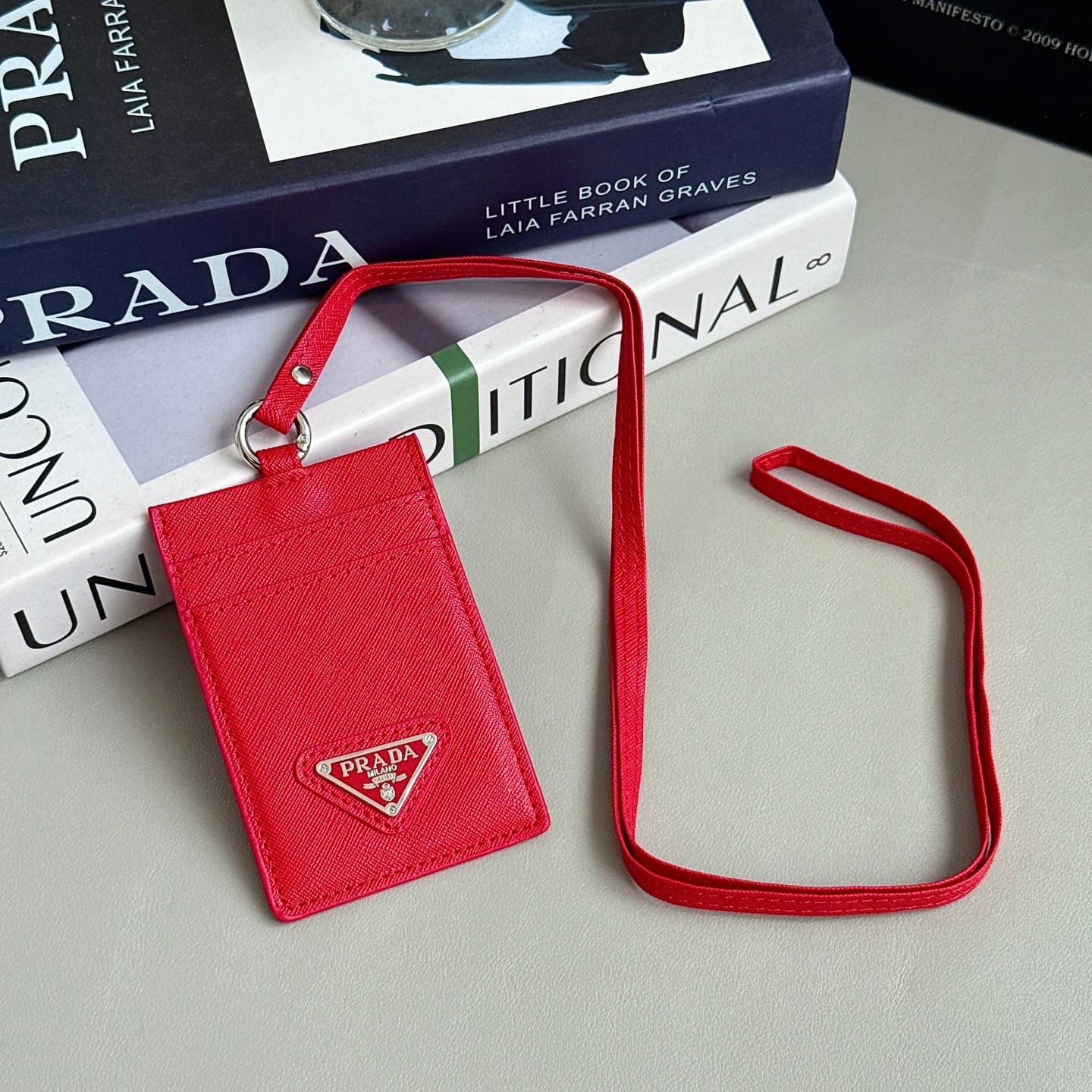 Porte-cartes de travail à suspendre autour du cou Prado, collection 2026