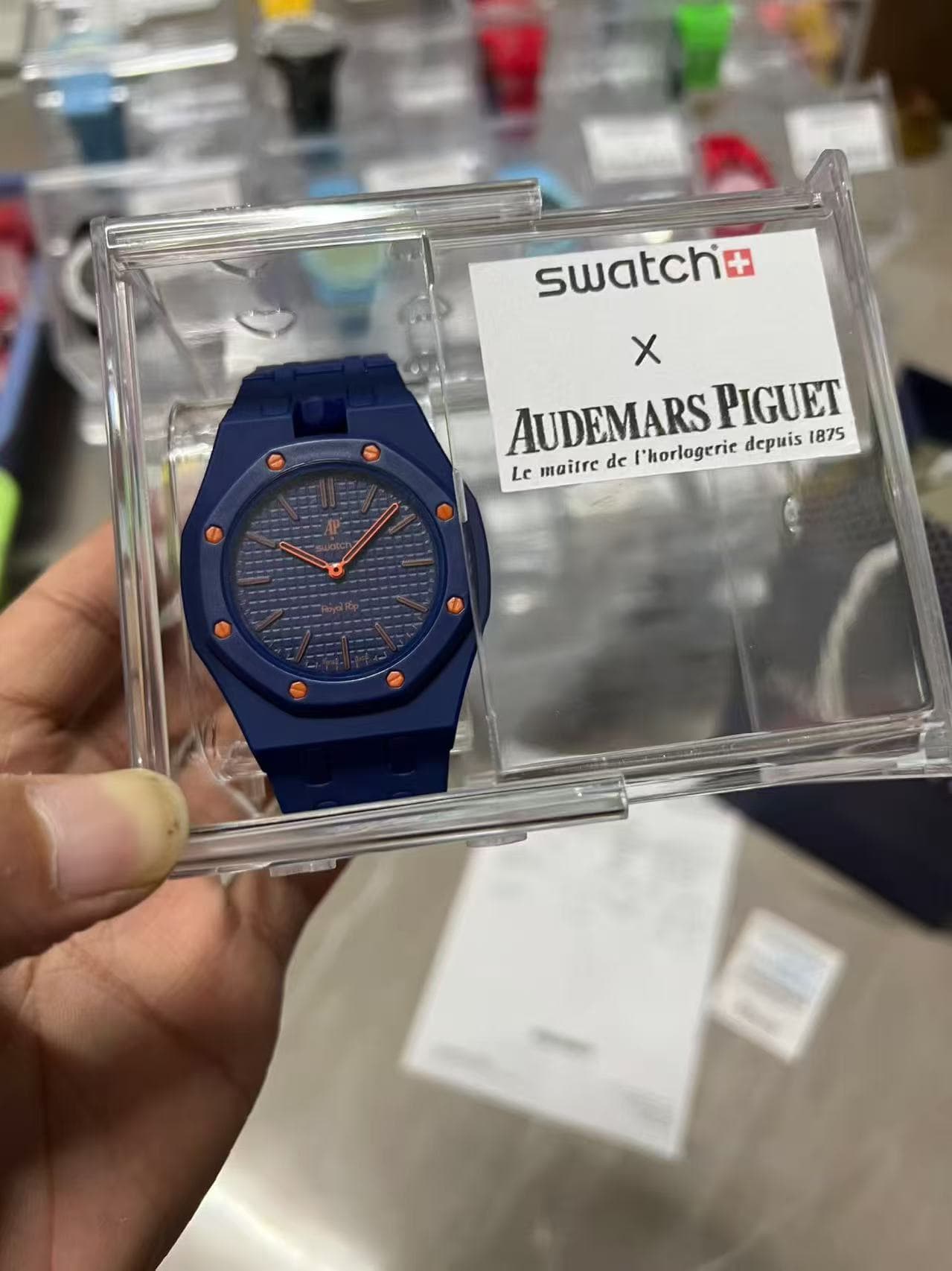 Montre AP Swatch à mouvement quartz, une montre de luxe au design élégant et tendance, fruit d'une collaboration avec AP Swatch.