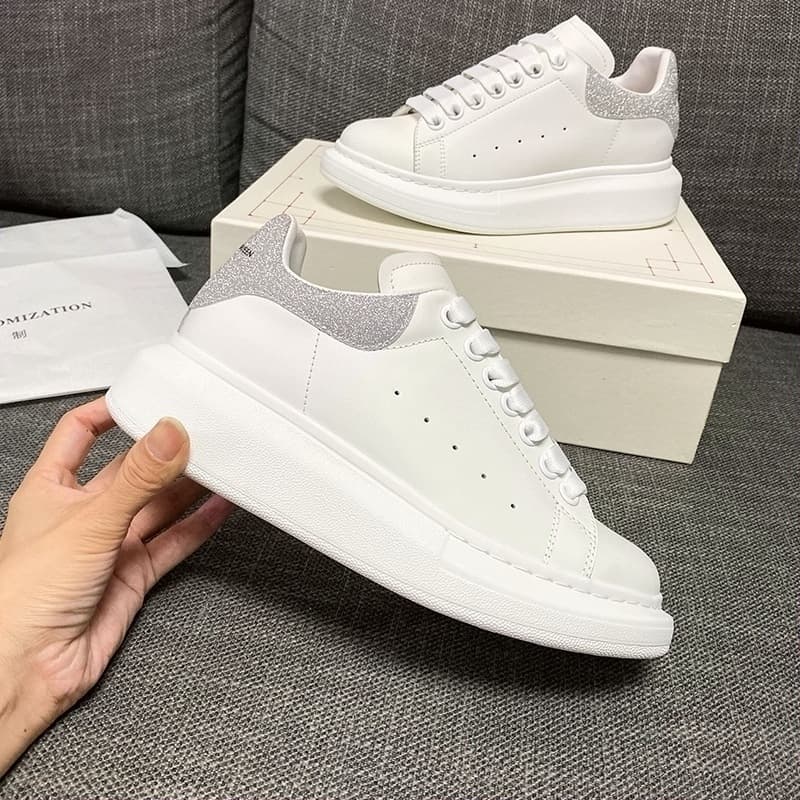 Baskets McQuee blanches polyvalentes pour hommes, collection automne 2026, plateforme en cuir véritable à semelle épaisse rehaussant la silhouette