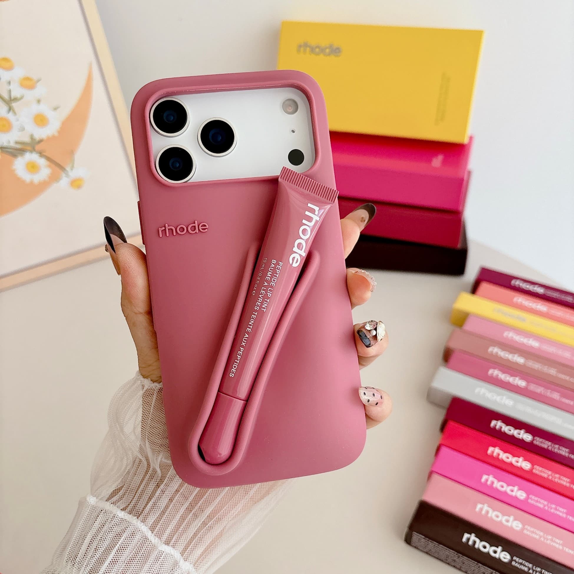 Étui à lèvres liquide en silicone 3D pour iPhone 15 Pro, avec gloss et effet brillant.