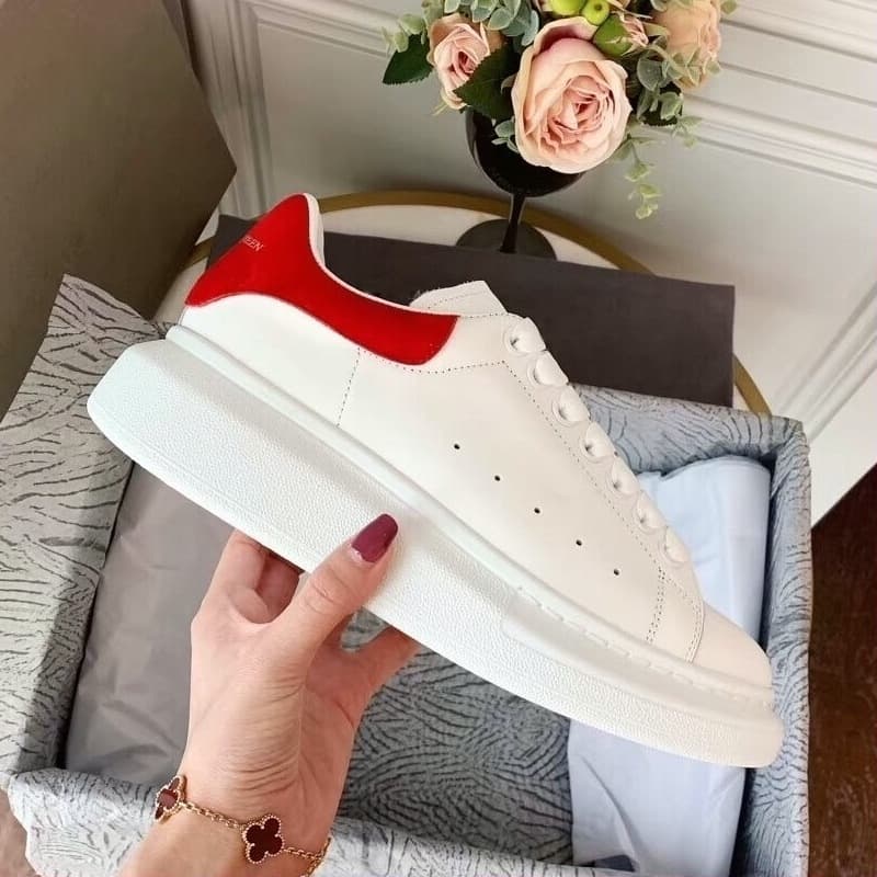 Baskets McQuee blanches polyvalentes pour hommes, collection automne 2026, plateforme en cuir véritable à semelle épaisse rehaussant la silhouette