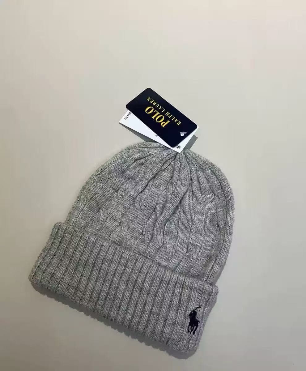 Polo gris en laine chaude brodée du logo Ralph Lauren (réf. 2025RL), idéal pour les couples par temps froid.