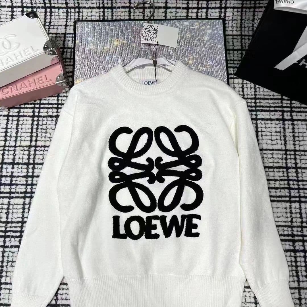 Pull en maille brodé style automne-hiver pour femme, collection European Station 2026.