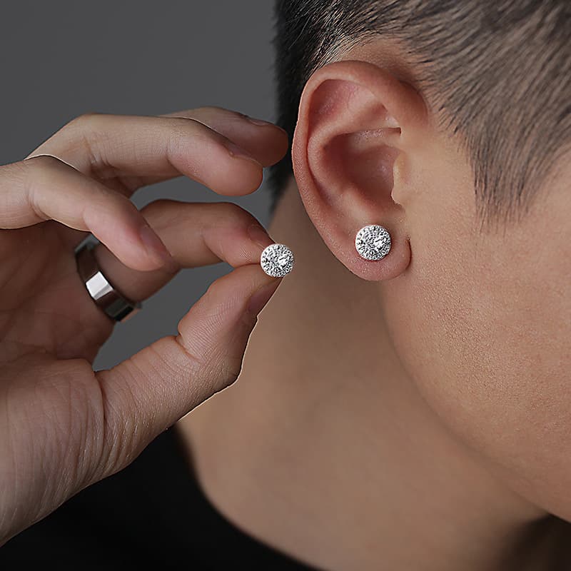 Boucles d'oreilles puces en alliage pour homme avec zircon : style unique et tendance, design minimaliste et polyvalent. Accessoires de mode et de style.