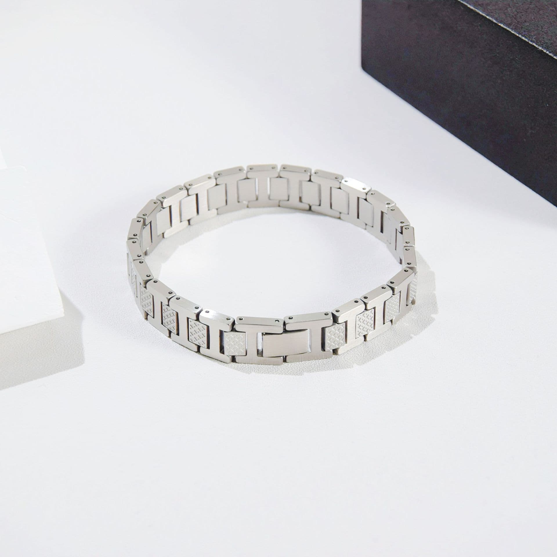 Bracelet à breloques en acier titane, bracelet léger et luxueux doré, bijou de main inaltérable, bracelet crocodile ajustable