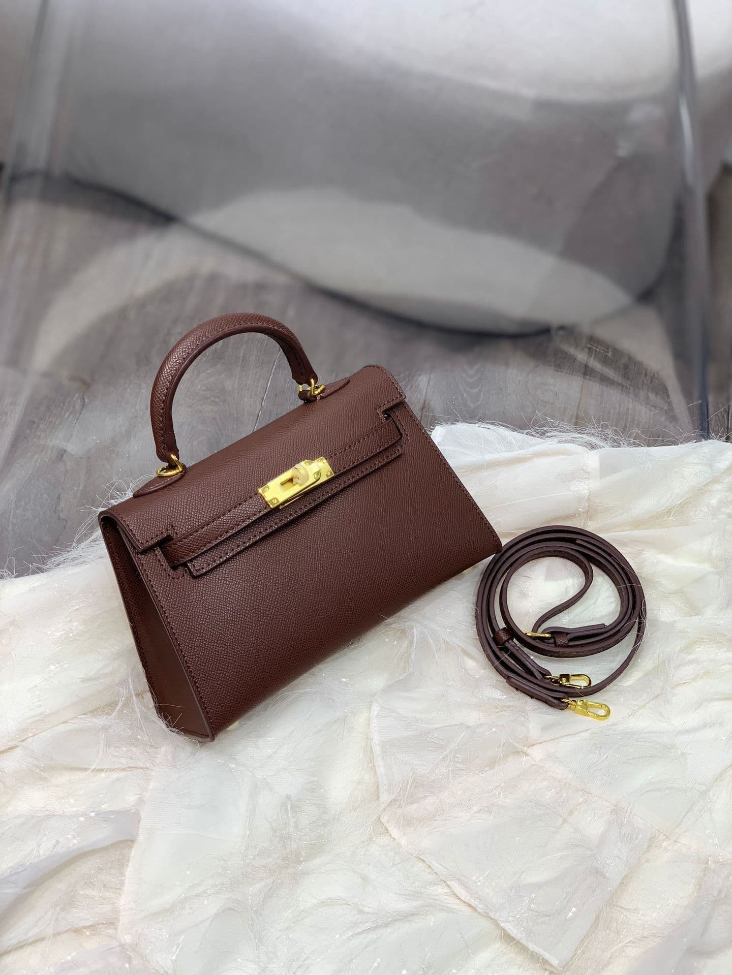 Sac bandoulière et sac à main Kelly Mini tendance de deuxième génération (2026), sac à main de luxe léger aux couleurs contrastées.