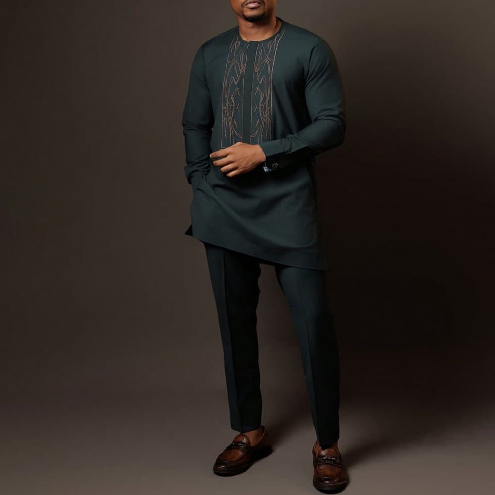 Costume noir africain décontracté brodé pour homme, manches longues, idéal pour les mariages et les banquets.
