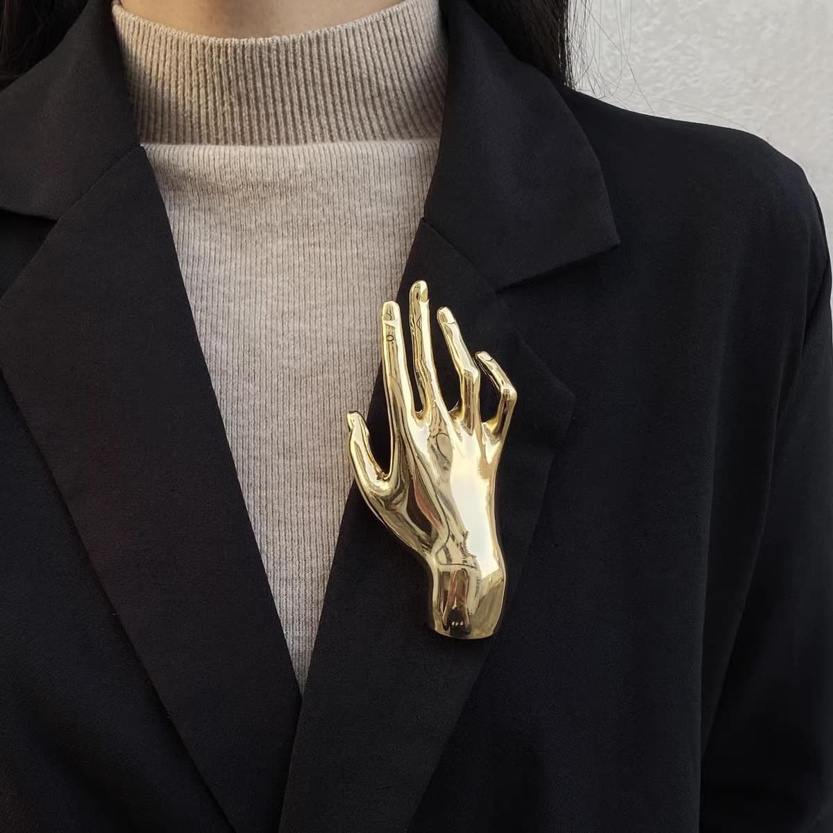 Exaggerated personality, metal glossy right men and women's suit, textured small hand brooch, scarf, shawl, buckle chest