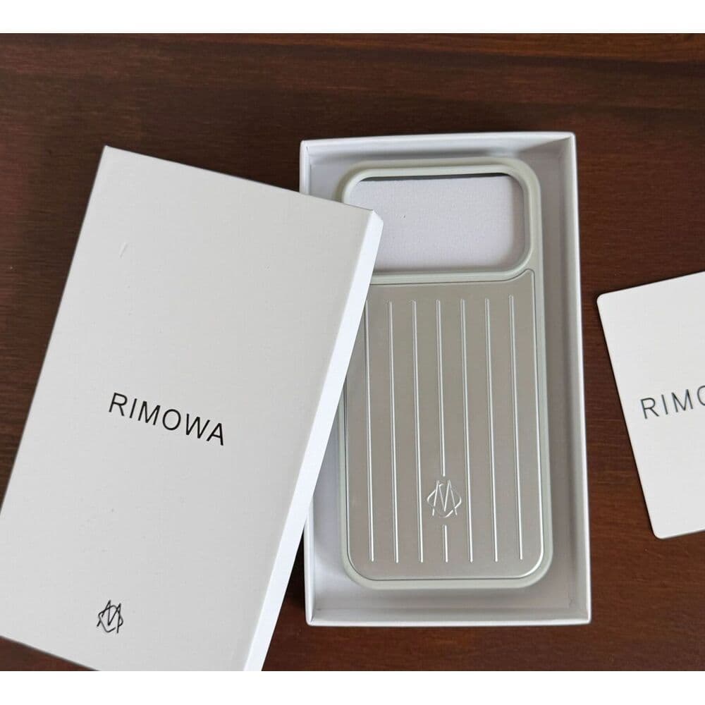 Coque compatible avec l'iPhone 17, en alliage d'aluminium et de magnésium, au design sobre et haut de gamme, et l'iPhone 16 Pro Max.