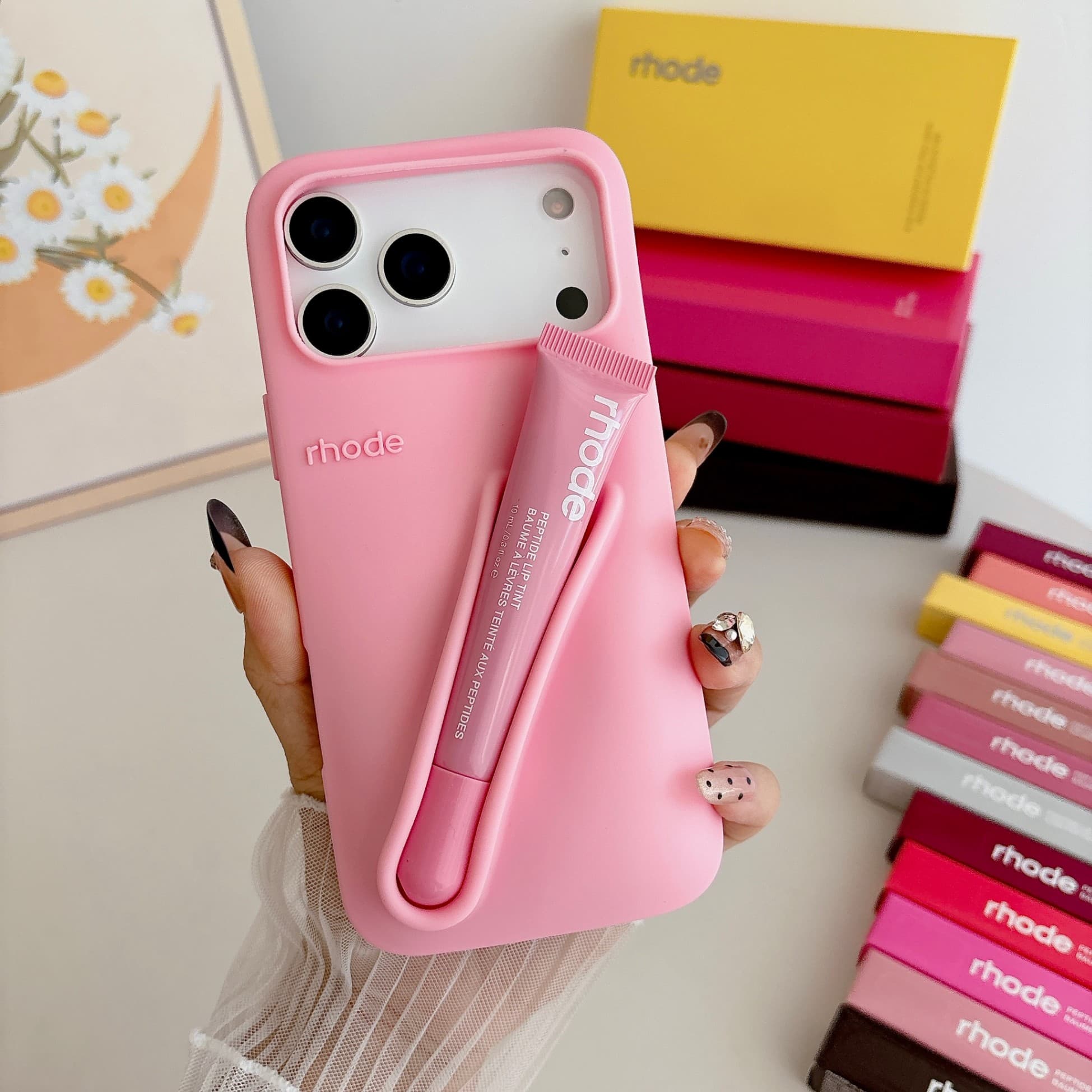 Compatible avec les coques de téléphone portable Apple 17 Pro Max et iPhone 16 Pro. Découvrez également le gloss à lèvres Hayley, une solution