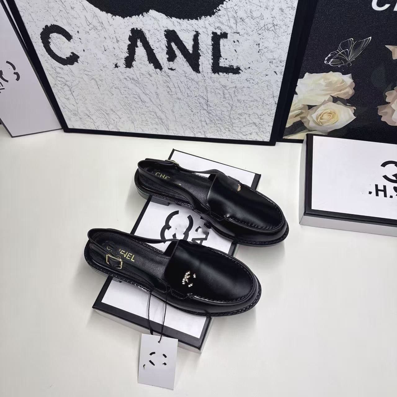 En stock 2025 Mocassins à bride Chanel, Petites chaussures en cuir, Sandales à semelle épaisse, Mules, Mode et