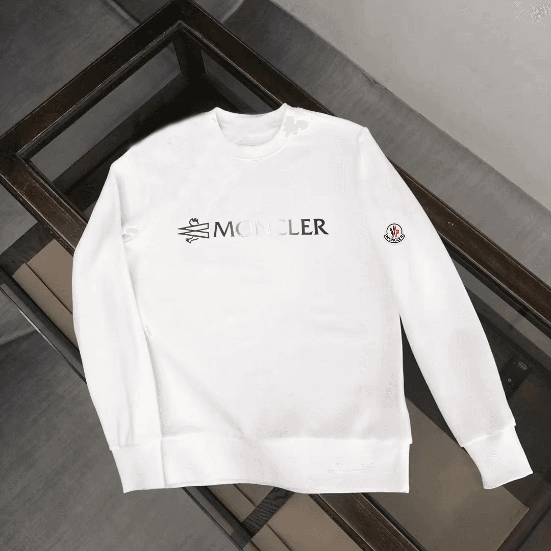 Sweat-shirt en coton à col rond et coupe ajustée, idéal pour les sorties décontractées.
