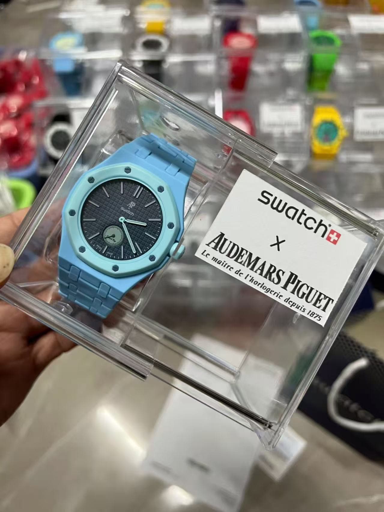 Montre AP Swatch à mouvement quartz, une montre de luxe au design élégant et tendance, fruit d'une collaboration avec AP Swatch.