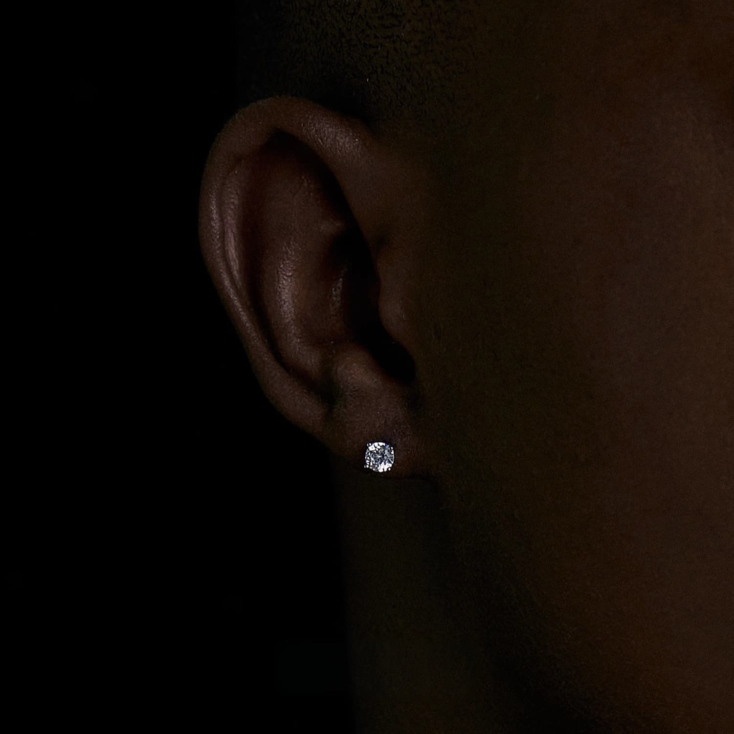 Boucles d'oreilles hip-hop américaines à aiguilles argentées pour hommes, bijoux d'oreilles à quatre griffes ultra brillants et élégants