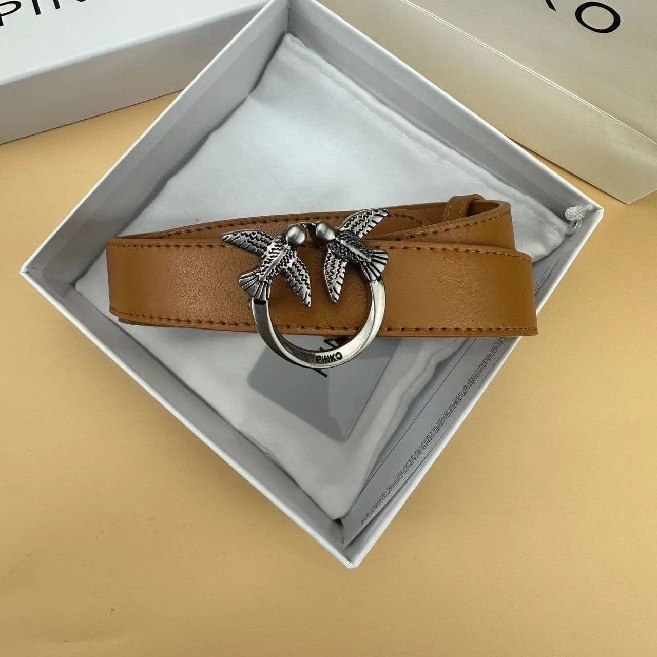 Nouveau jean en cuir pour femme, orné d'un motif d'hirondelle, style tendance et polyvalent.