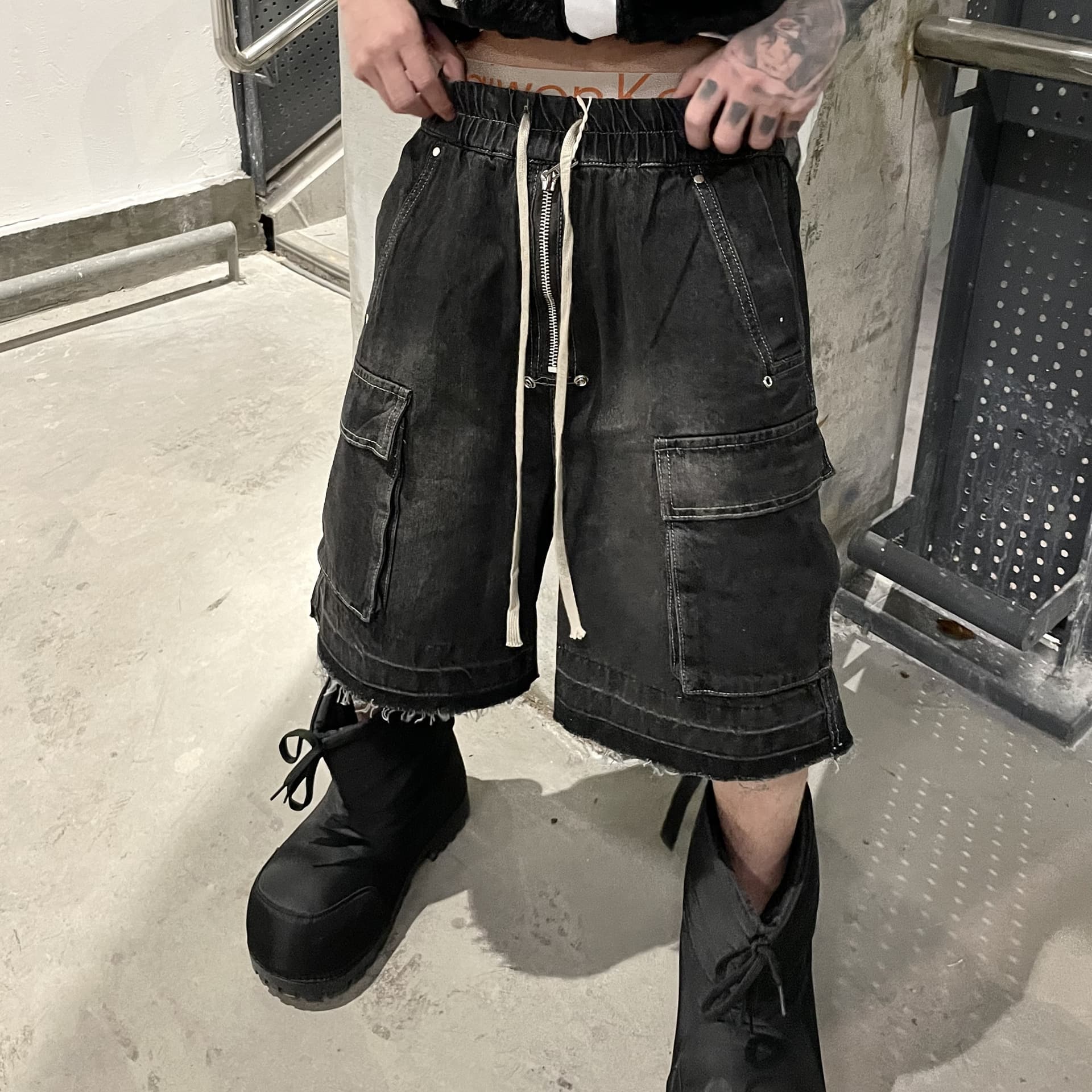 Men's Clothing High Street Washed Distressed Ash Multi Pocket Straight Shorts Drawstring Raw Edge Loose Denim Zipper Work Shorts