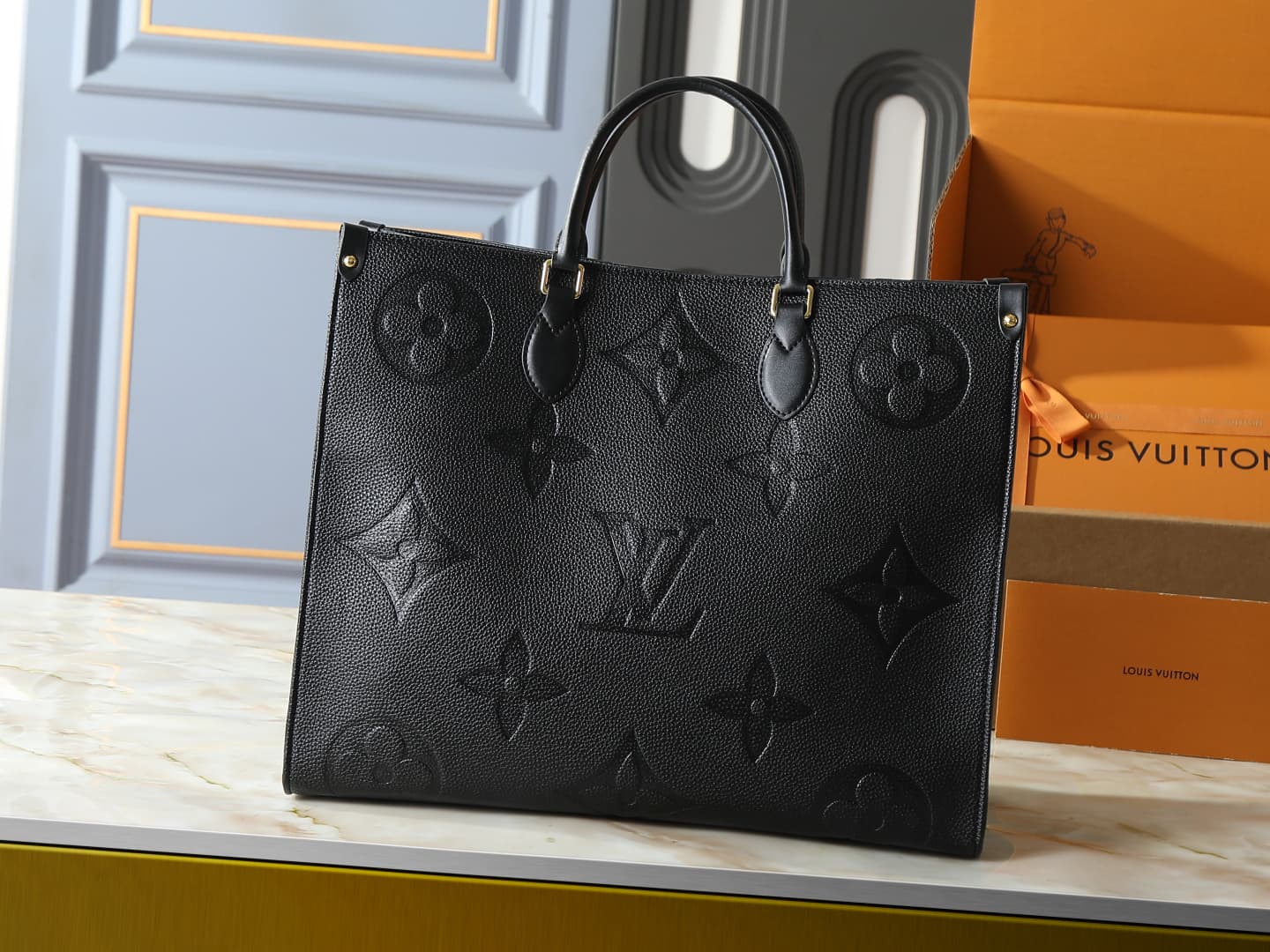 120 Version originale améliorée M44925 M45945 M45495 M45607 M45494 M45595 M45982 M44571. Ce sac à main Onthego présente une forme carrée classiq