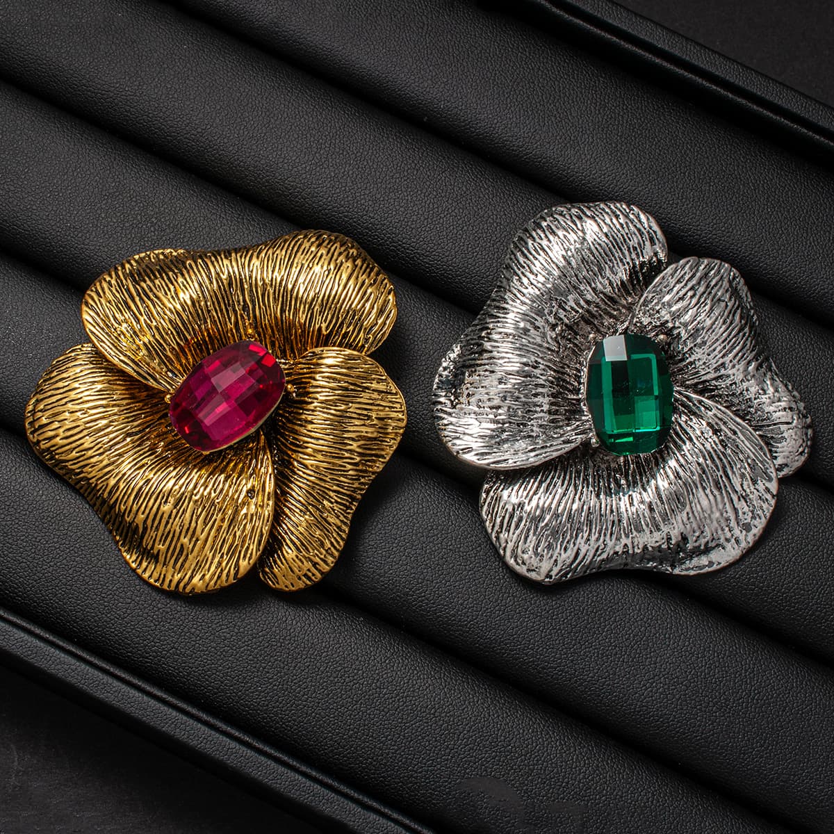 Vintage Elegant Temperament Flower High-end Light Luxury Crystal Petal Brooch Suit Coat Accessory