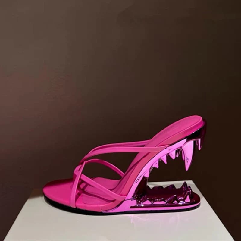 Sandales mules d'été à bout rond et talon haut ouvert, ornées d'un motif dents de tigre doré, grande taille.