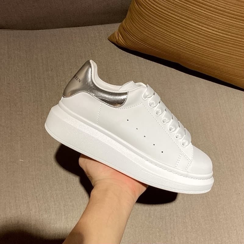 Baskets McQuee blanches polyvalentes pour hommes, collection automne 2026, plateforme en cuir véritable à semelle épaisse rehaussant la silhouette