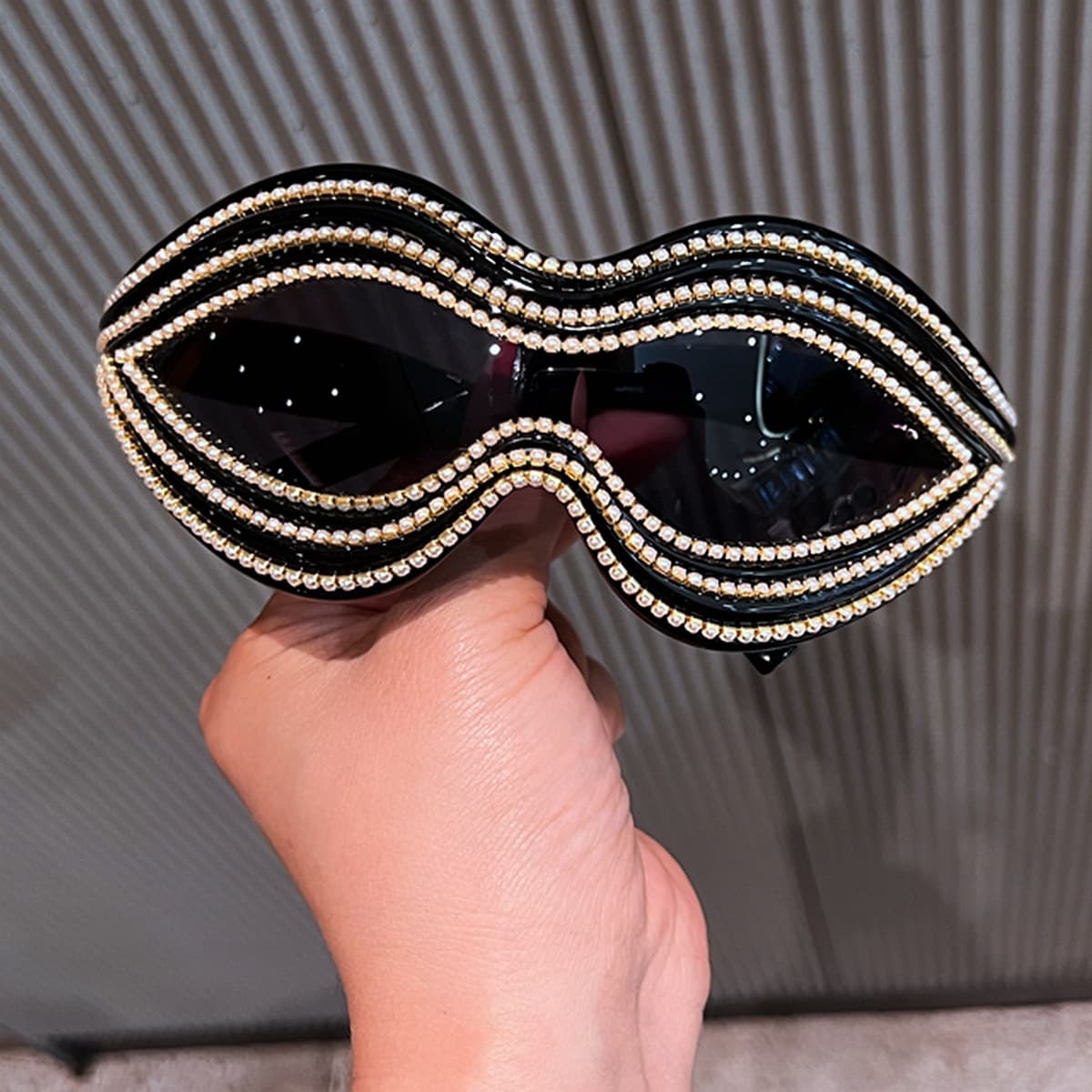 Fashion Y2K Sunglasses For Women One Piece Special Shaped Mouth Pearl Lines Exaggerated Sunglasses For Women Ins