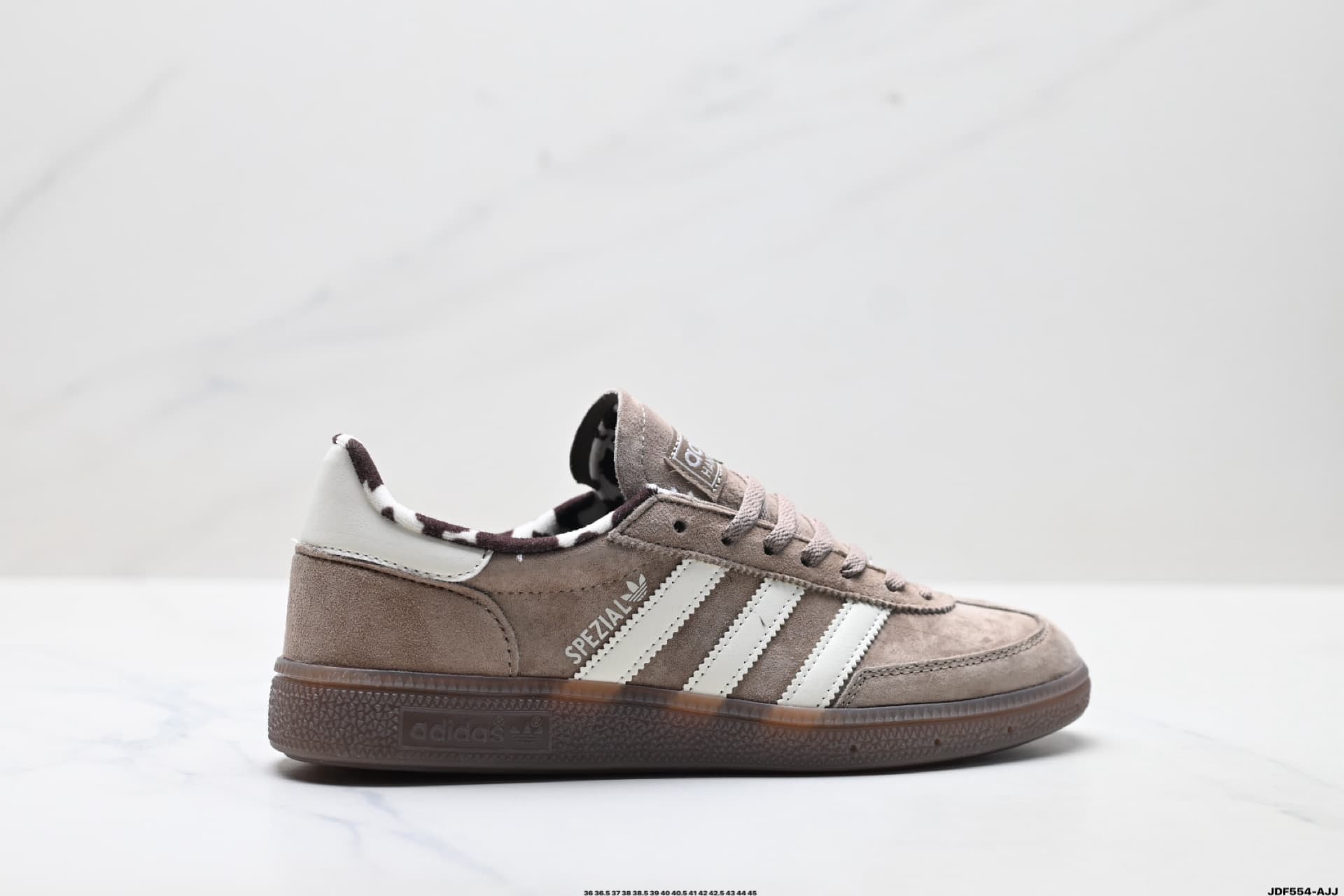 125 Authentiques✅ Baskets Adidas Handball Spezial Classic Retro Casual. La chaussure est entièrement en cuir suédé.