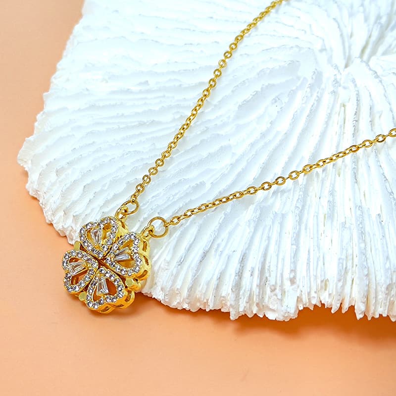 Love Four Leaf Clover Necklace For Women Titanium Steel Light Luxury Niche Design Pendant Heart Connected Magnet Clavicle Chain