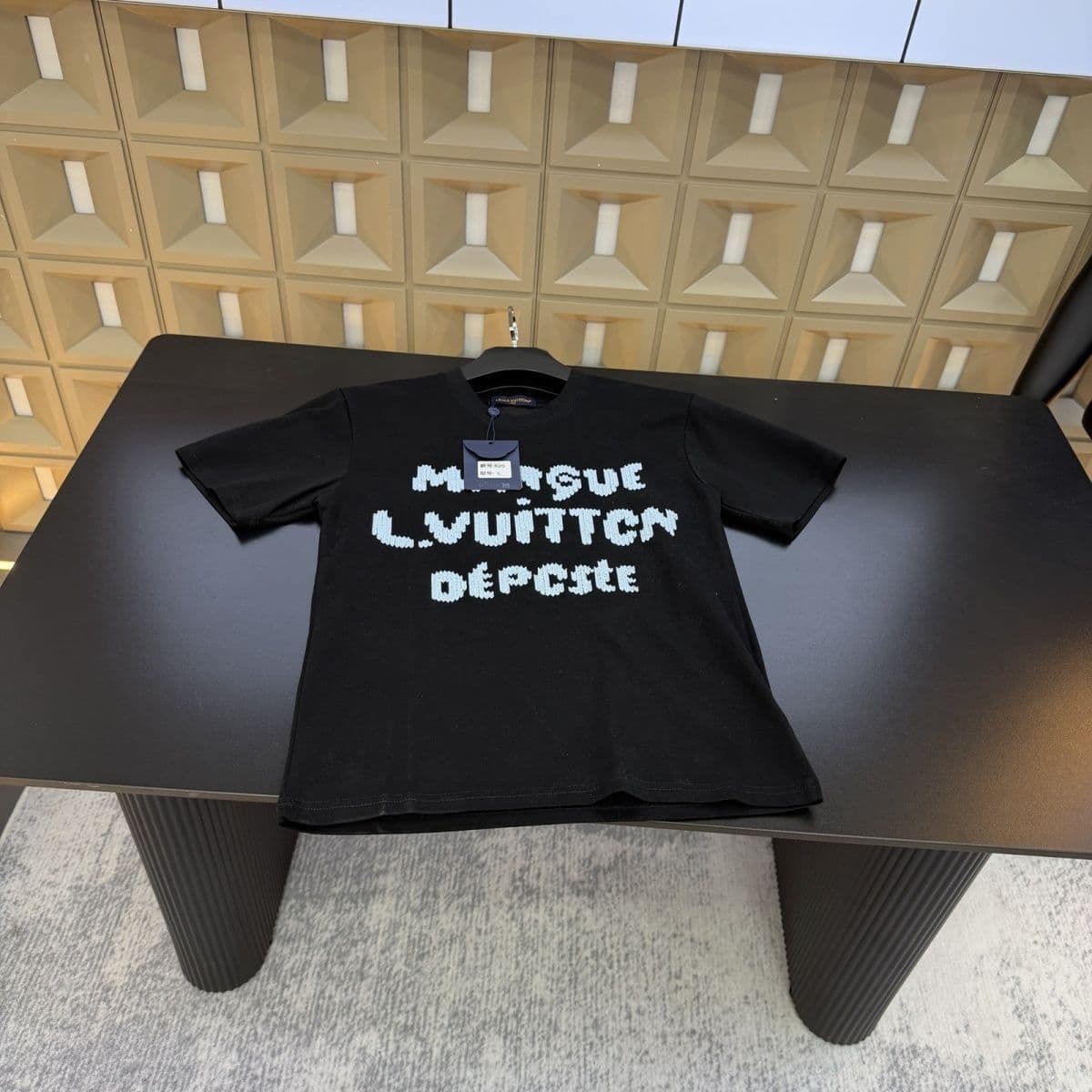 T-shirt unisexe décontracté à manches courtes, col rond et logo brodé, bleu clair de qualité supérieure (2026).