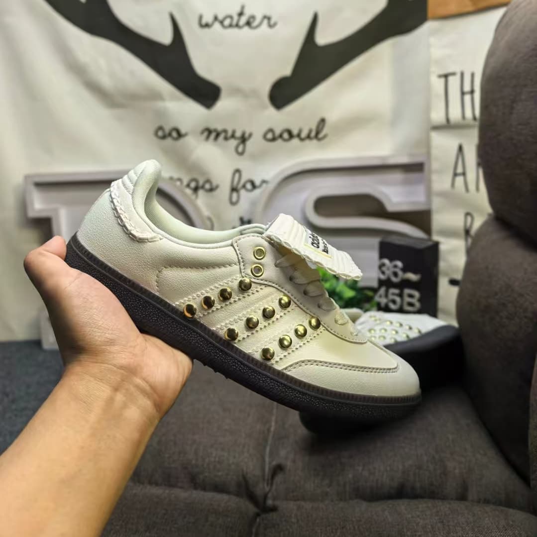 Baskets décontractées pour femmes Adias Wales Bonner Samba Studded Pack, chaussures basses rétro en cuir à rivets pour un style urbain quotidien