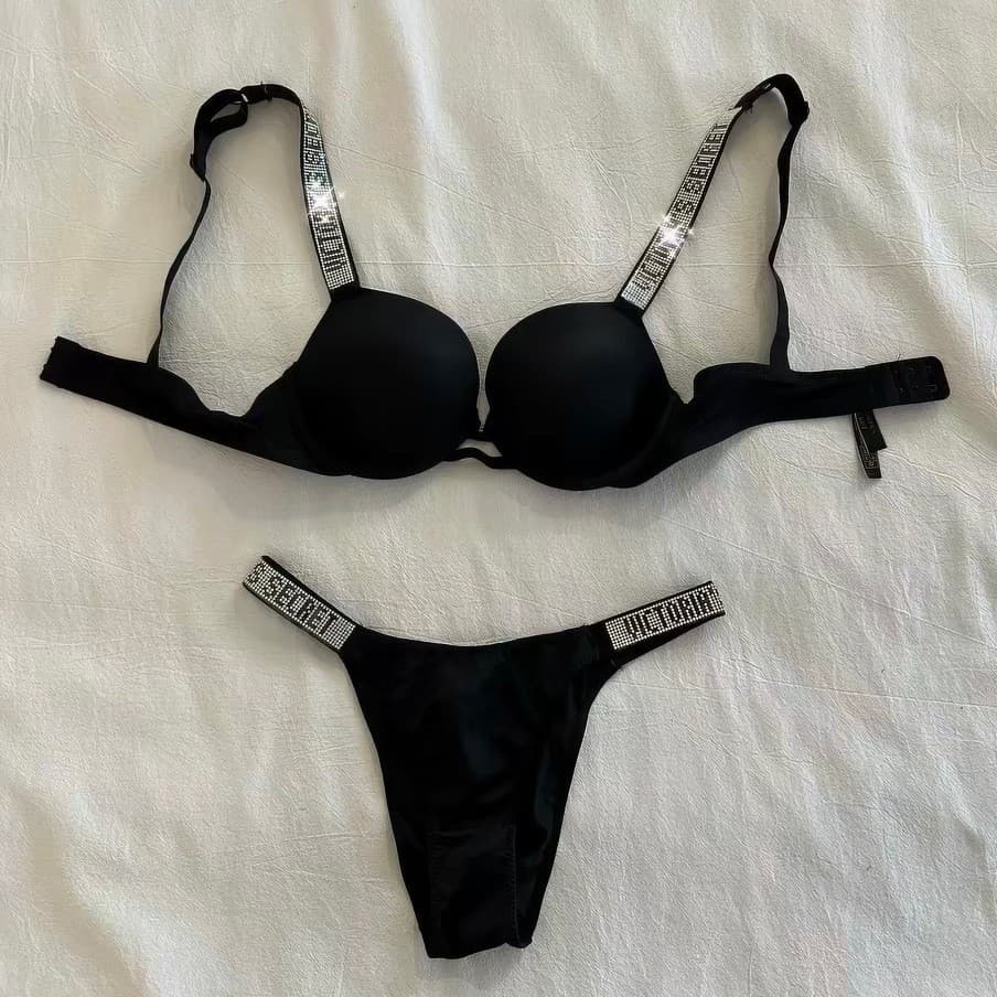Bretelles ornées de diamants scintillants, surface lisse et sensuelle, modèle basique à armatures, effet push-up, soutien-gorge fin et épais