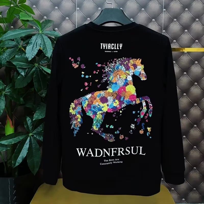 Men's Clothing This autumn's new fashion brand goods black round neck long sleeved sweater men's color horse print plus velvet bottoming top