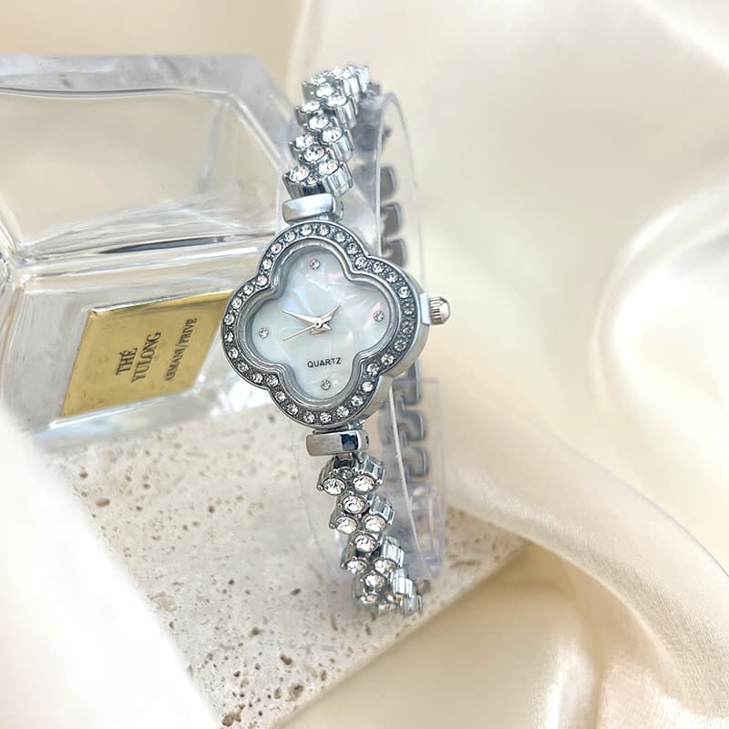 Fashionable four leaf clover diamond inlaid women's mermaid strap quartz watch
