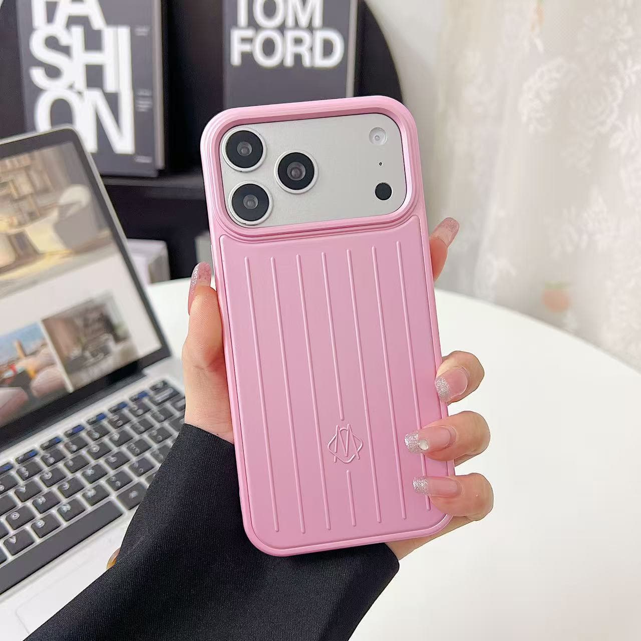 Compatible avec iPhone 17 Pro Max, 16, 15, 14, 13 Premium et Plus. Coque en silicone souple, transparente et élégante, résistante aux chutes et or