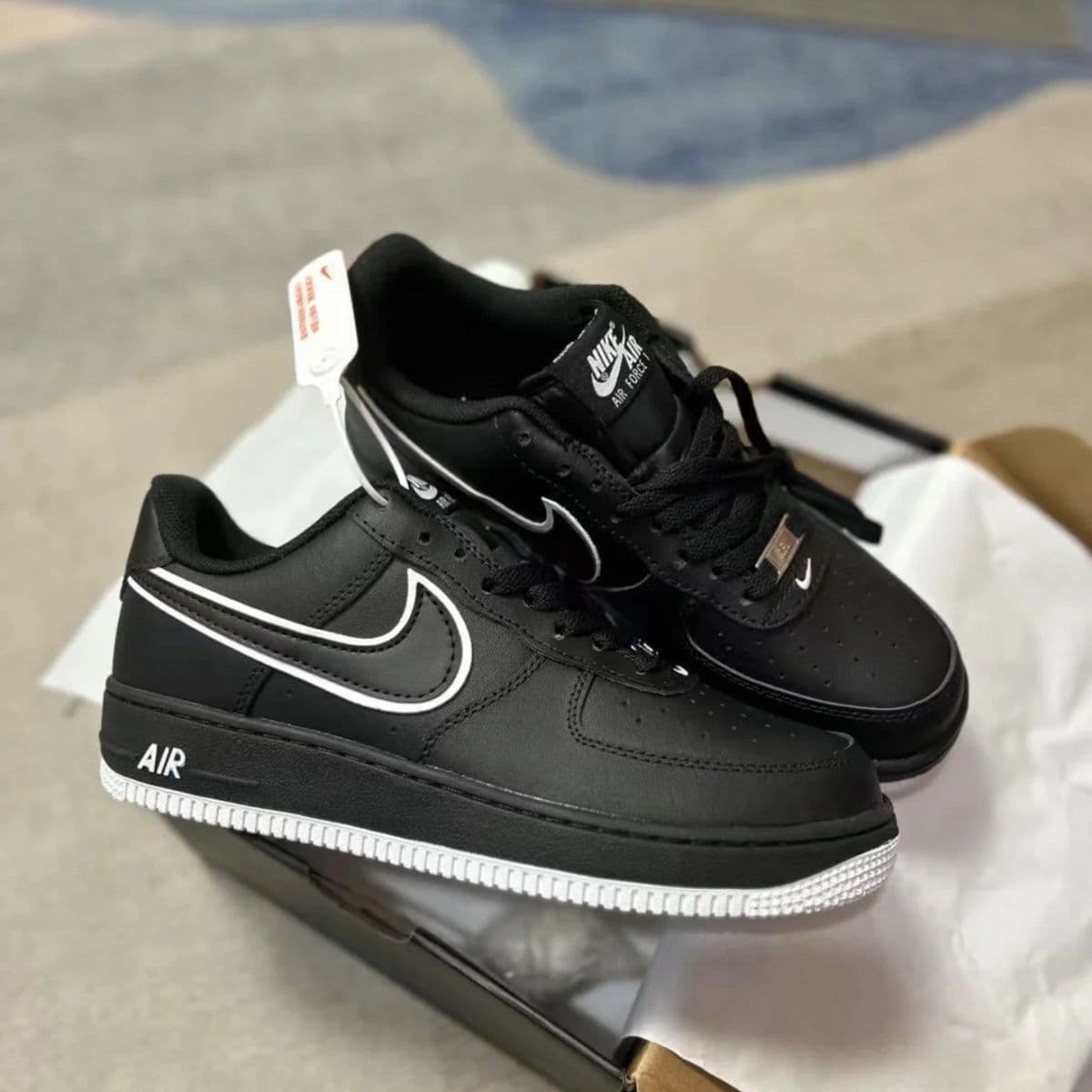 Baskets Force One Black Warrior populaires pour hommes et femmes, tendance et polyvalentes, style rétro décontracté et sportif.