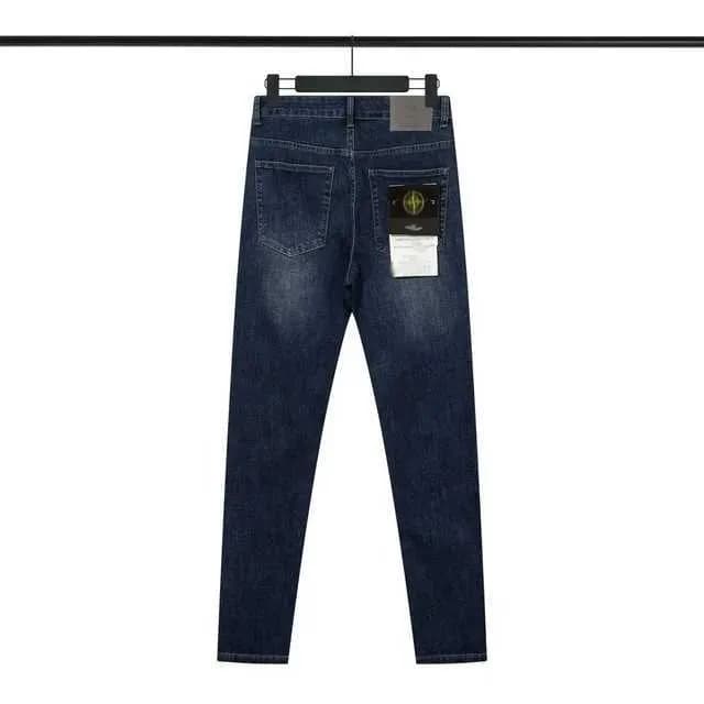 Jean homme haute élasticité, coupe slim, délavé, avec écusson brodé, style décontracté.