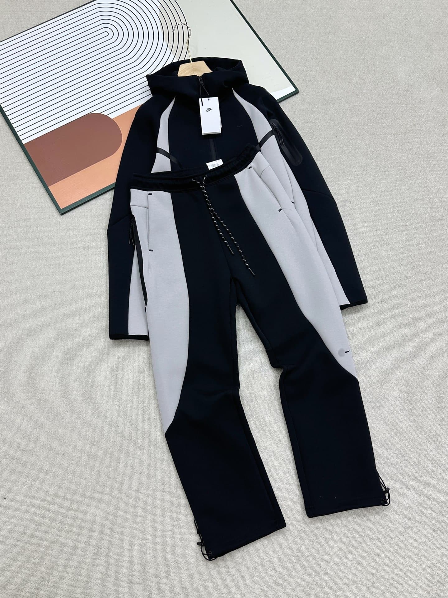 Veste d'automne décontractée à capuche avec fermeture éclair latérale contrastée, idéale pour l'entraînement sportif et les hommes. Douce et