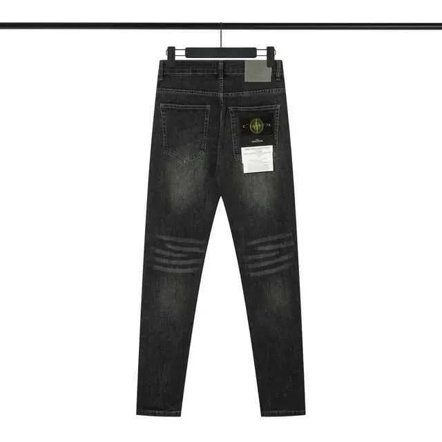 Jean homme haute élasticité, coupe slim, délavé, avec écusson brodé, style décontracté.