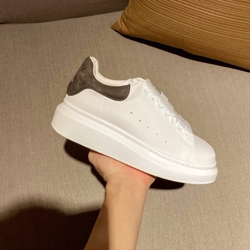 Baskets McQuee blanches polyvalentes pour hommes, collection automne 2026, plateforme en cuir véritable à semelle épaisse rehaussant la silhouette