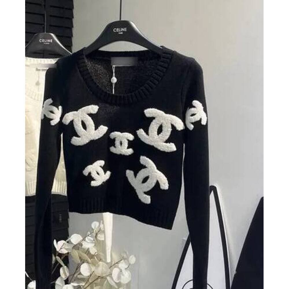 Pull élégant et tendance en maille, coupe ajustée et brodée, idéal pour femme. Collection automne 2026. Col rond, manches longues. Marque élég