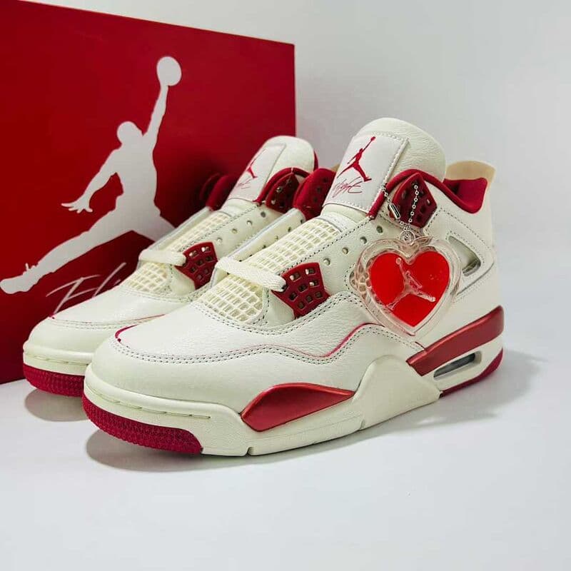 Chaussures de basketball Nike Air Jordan 4 neuves (pointures 26-27).