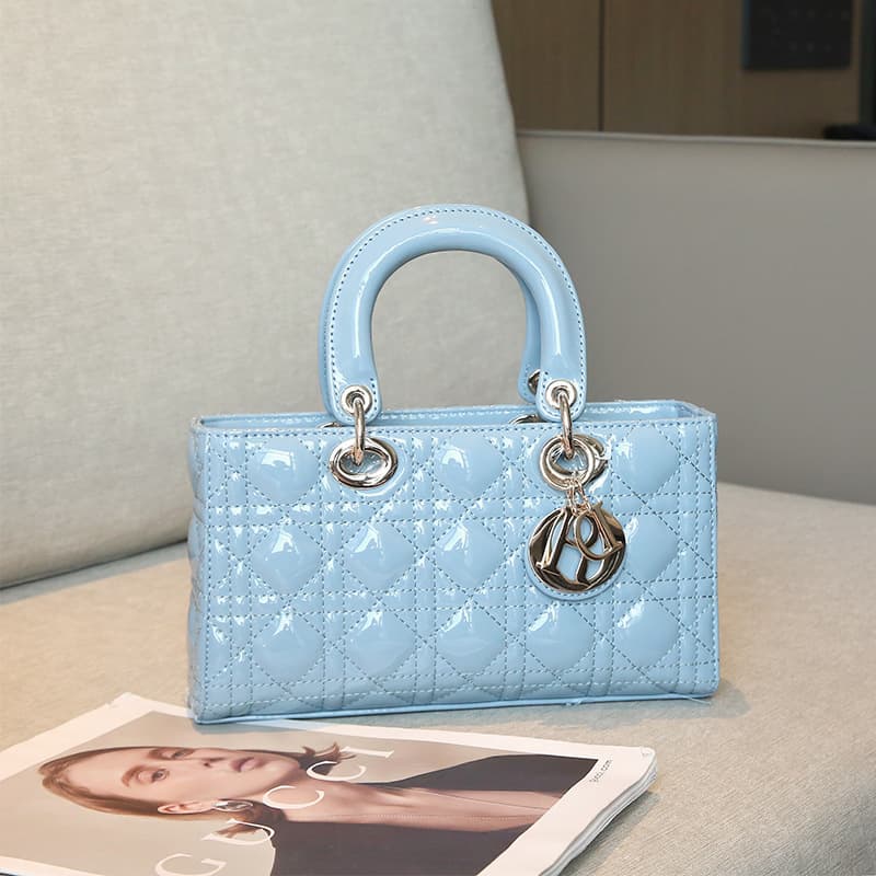 Sac à main haut de gamme Princesse Diana en cuir verni, style horizontal, collection 2025.