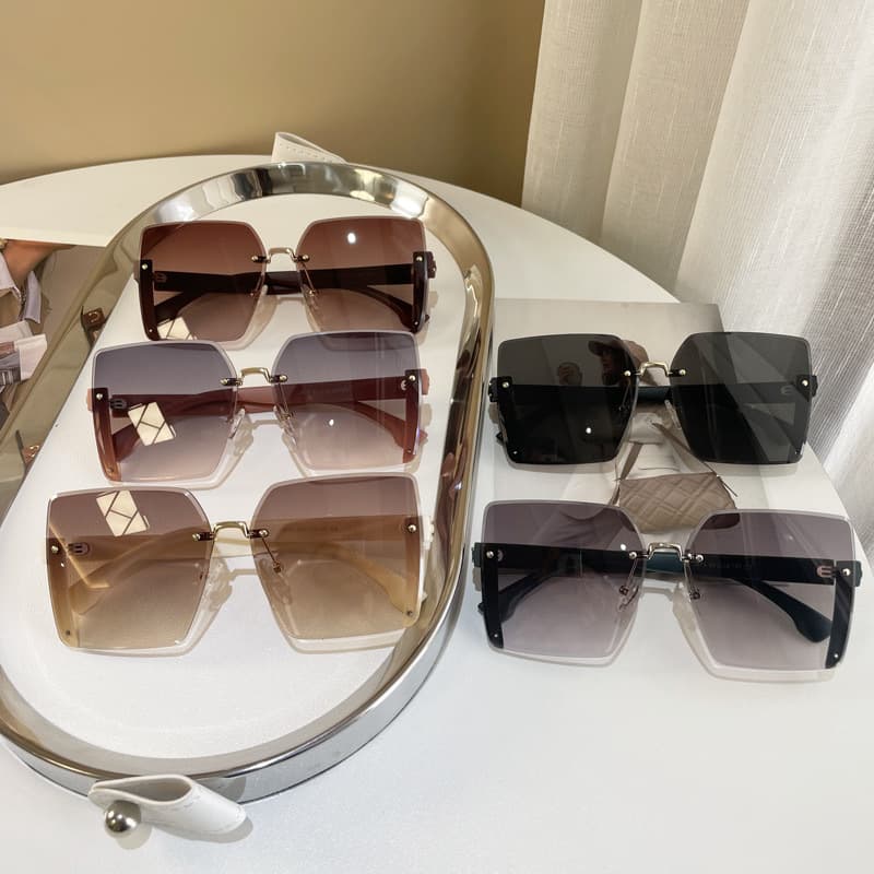 Women's Glasses trimmed square large frame sunglasses for women with UV protection, round face slimming sunglasses, advanced