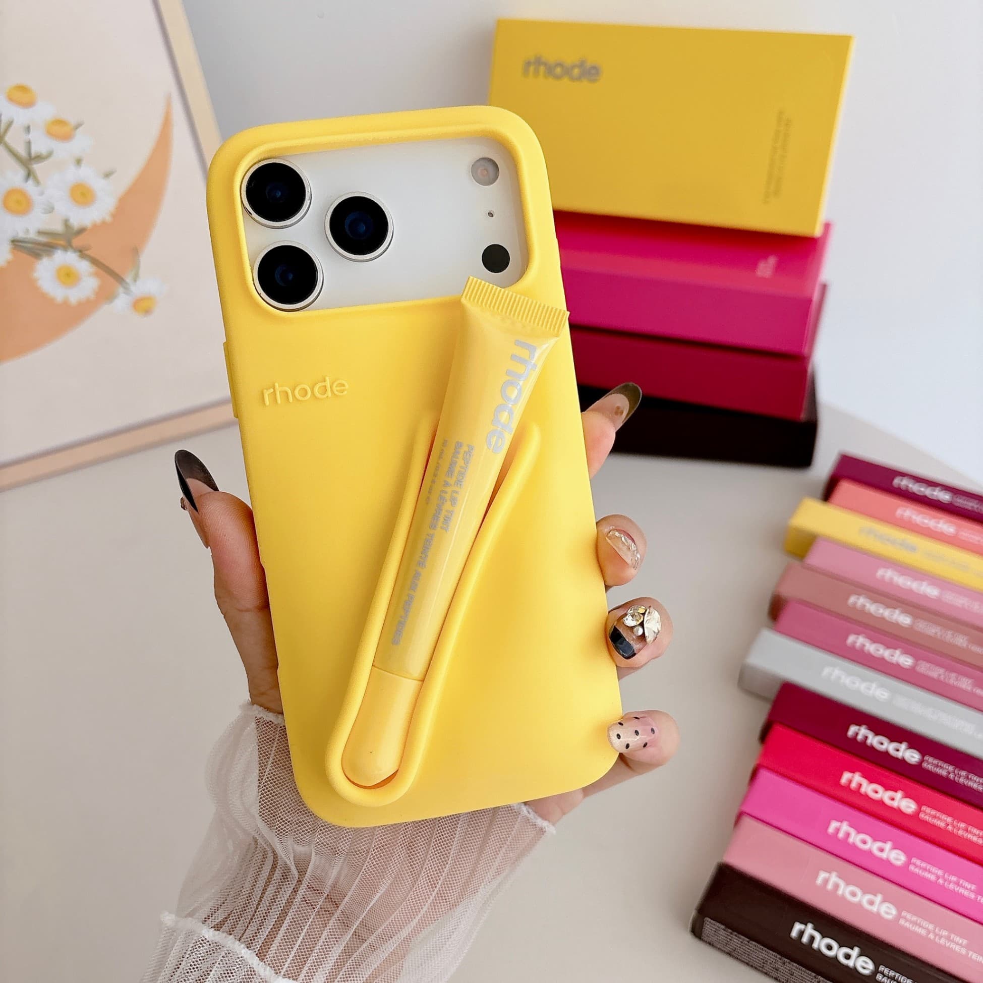 Étui à lèvres liquide en silicone 3D pour iPhone 15 Pro, avec gloss et effet brillant.