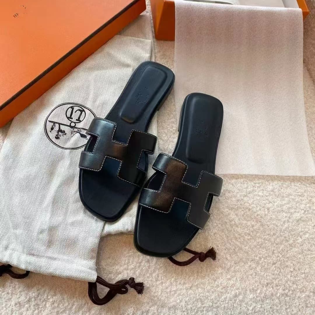 Chaussons plats en peau de mouton pour femmes, version haute tendance, entièrement brodés, à une bride, pour l'extérieur