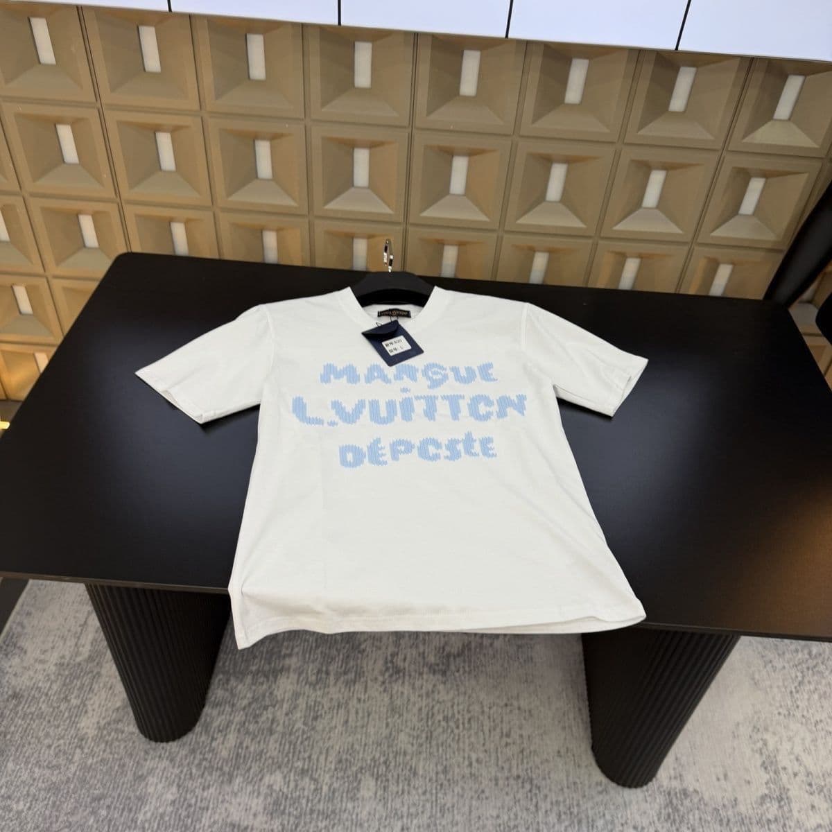 T-shirt unisexe décontracté à manches courtes, col rond et logo brodé, bleu clair de qualité supérieure (2026).