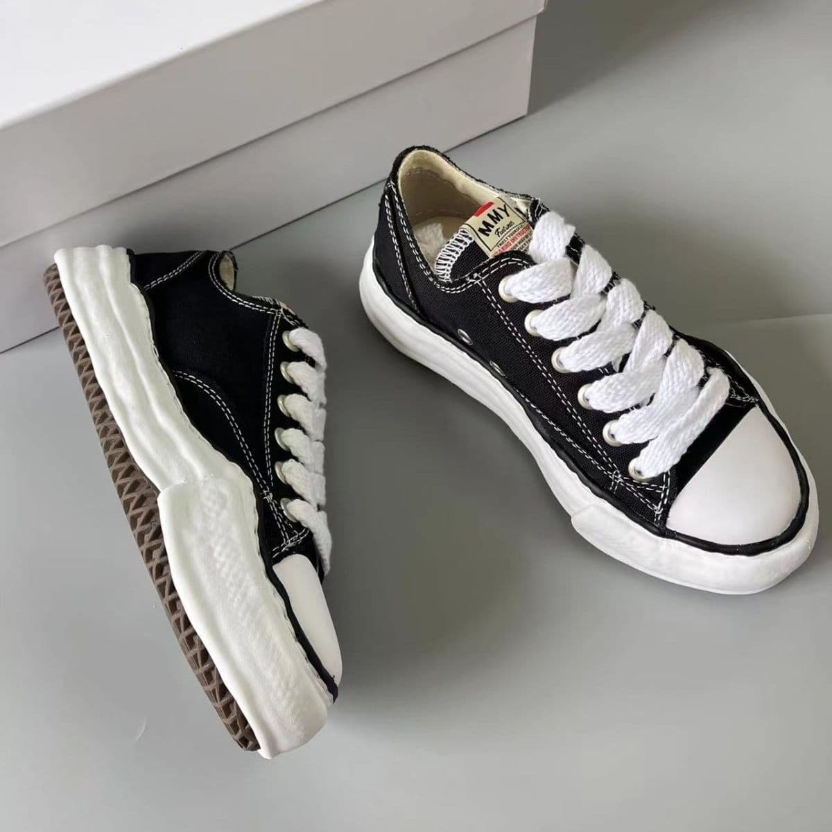 Chaussures « fondues » de Mihara Yasuhiro Mmy, même style que celles portées par Yu Wenle, baskets basses en toile, style classique décontract