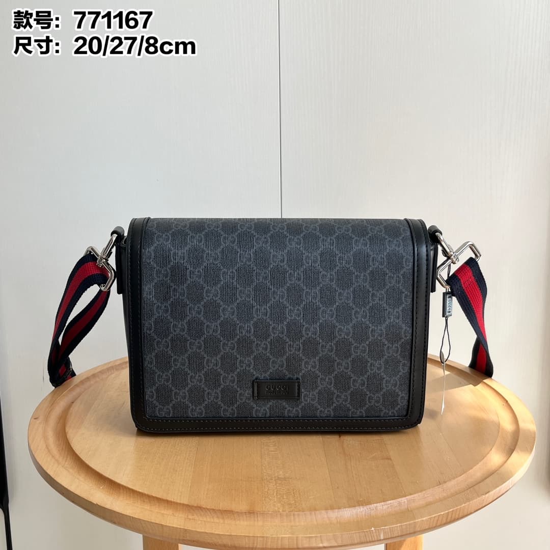 Real Shot n° 170, référence : 771167, dimensions : sac de 20 x 27 x 8 cm. Matière classique et intemporelle de la marque. Fabriqué en mic
